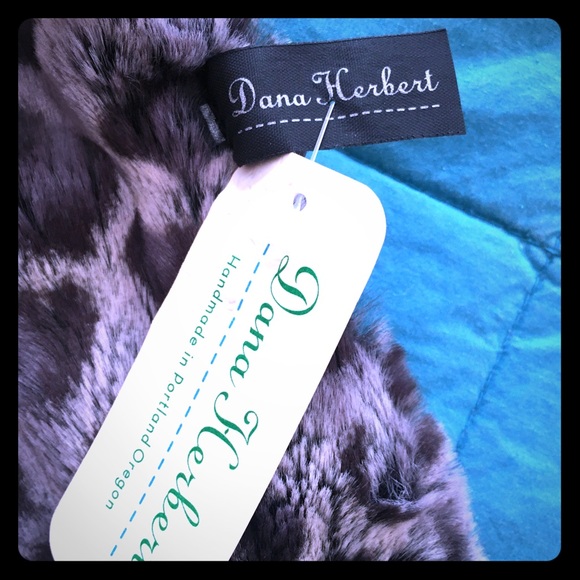 “NWT” Animal Print Faux Fur scarf - Picture 4 of 6